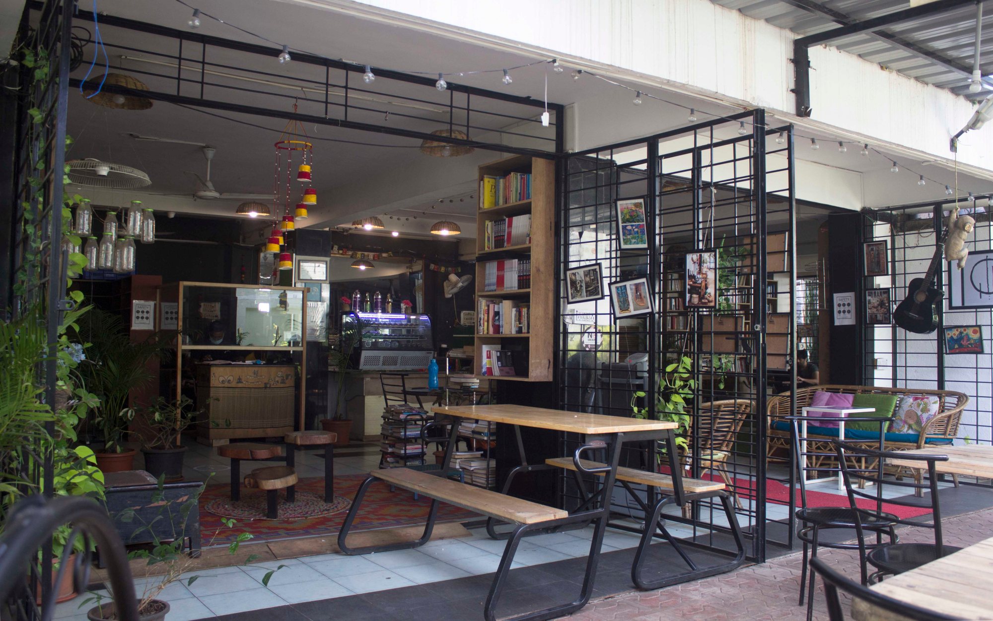 Waari book cafe